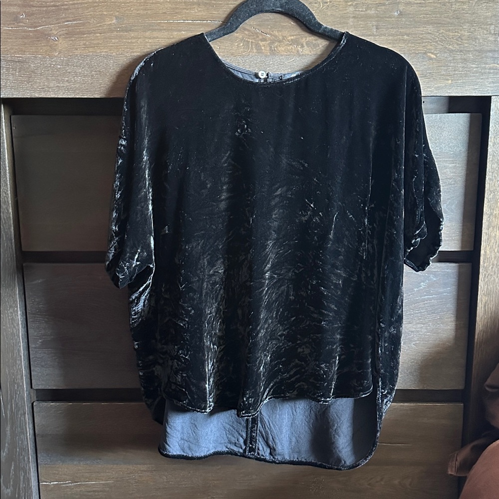 M Madewell Crushed Velvet Top. Black. Button back closure. Short sleeves. Fits L